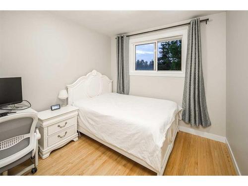 3516 19 Street Nw, Calgary, AB - Indoor Photo Showing Bedroom