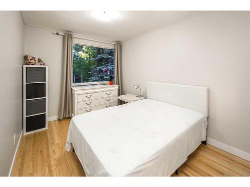 3516 19 Street Nw, Calgary, AB - Indoor Photo Showing Bedroom