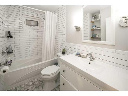 3516 19 Street Nw, Calgary, AB - Indoor Photo Showing Bathroom