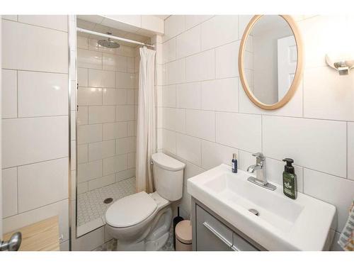 3516 19 Street Nw, Calgary, AB - Indoor Photo Showing Bathroom