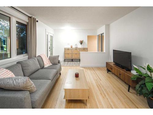 3516 19 Street Nw, Calgary, AB - Indoor Photo Showing Living Room