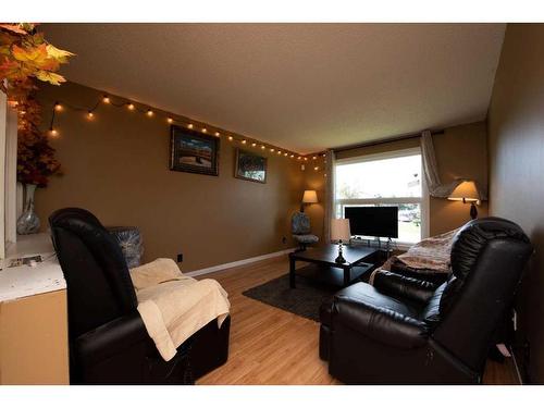 1 Falbury Crescent Ne, Calgary, AB - Indoor Photo Showing Living Room