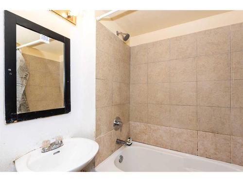 1 Falbury Crescent Ne, Calgary, AB - Indoor Photo Showing Bathroom