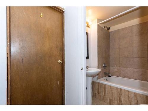1 Falbury Crescent Ne, Calgary, AB - Indoor Photo Showing Bathroom