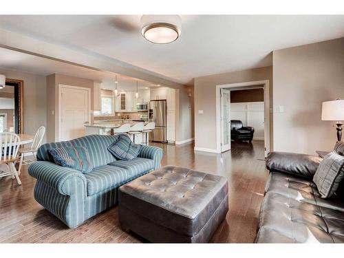 10216 Maplecreek Drive Se, Calgary, AB - Indoor Photo Showing Living Room