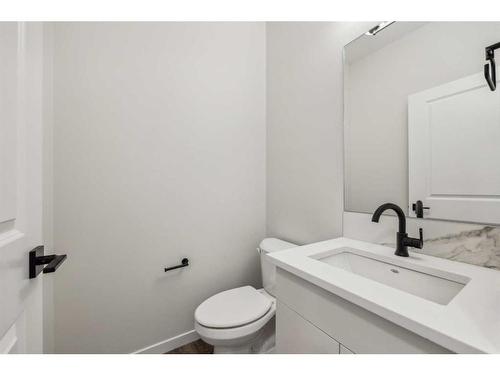 18 Magnolia Court Se, Calgary, AB - Indoor Photo Showing Bathroom