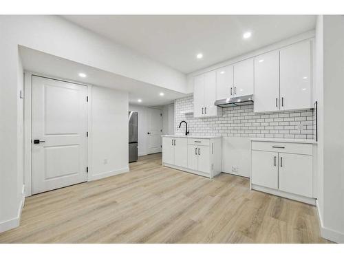 18 Magnolia Court Se, Calgary, AB - Indoor Photo Showing Kitchen