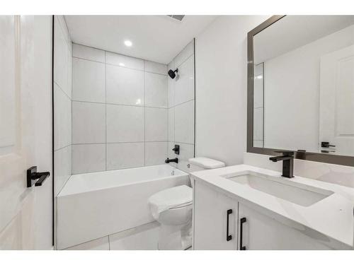 18 Magnolia Court Se, Calgary, AB - Indoor Photo Showing Bathroom