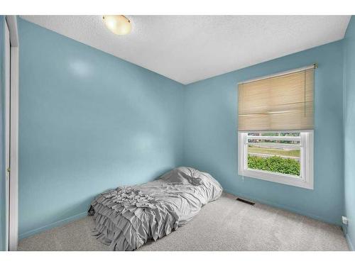 39-3200 60 Street Ne, Calgary, AB - Indoor Photo Showing Bedroom