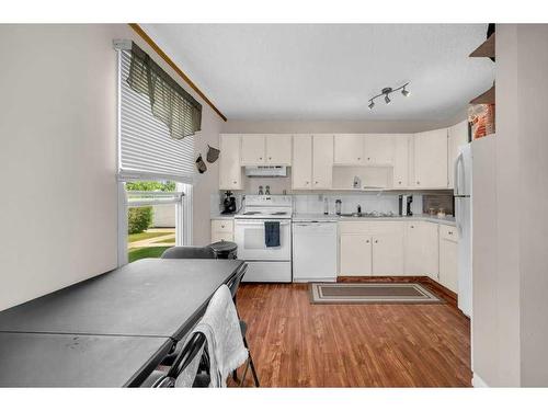 39-3200 60 Street Ne, Calgary, AB - Indoor Photo Showing Kitchen