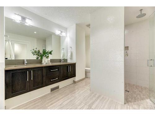 1821A Broadview Road Nw, Calgary, AB - Indoor Photo Showing Bathroom