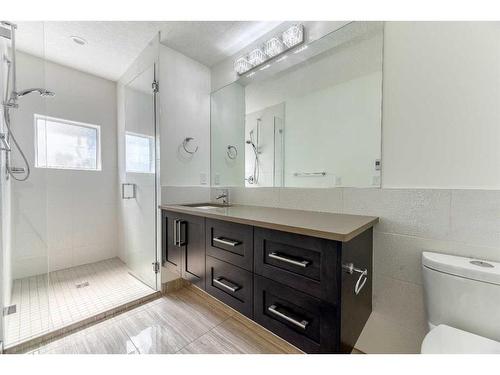 1821A Broadview Road Nw, Calgary, AB - Indoor Photo Showing Bathroom