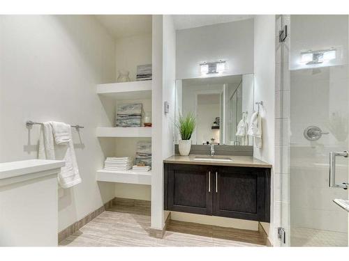 1821A Broadview Road Nw, Calgary, AB - Indoor Photo Showing Bathroom