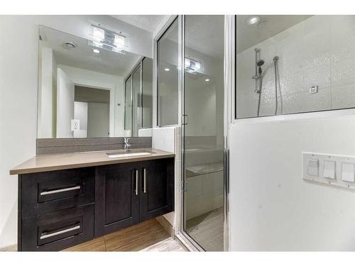 1821A Broadview Road Nw, Calgary, AB - Indoor Photo Showing Bathroom