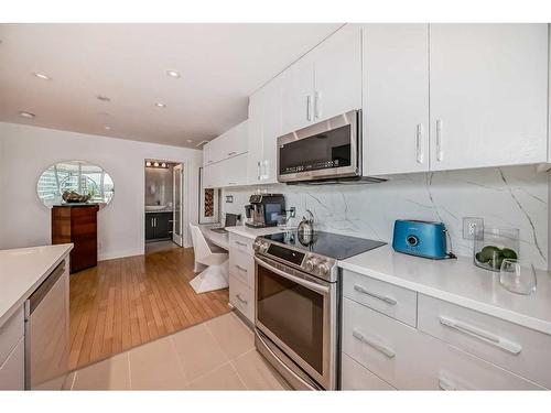 1001-530 12 Avenue Sw, Calgary, AB - Indoor Photo Showing Kitchen