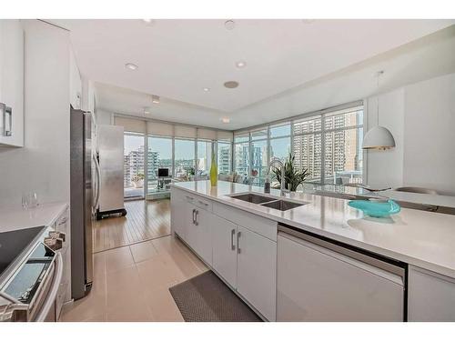 1001-530 12 Avenue Sw, Calgary, AB - Indoor Photo Showing Kitchen With Stainless Steel Kitchen With Double Sink With Upgraded Kitchen