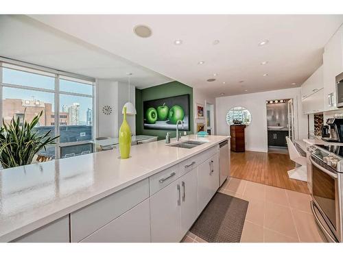 1001-530 12 Avenue Sw, Calgary, AB - Indoor Photo Showing Kitchen With Double Sink