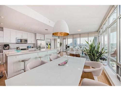 1001-530 12 Avenue Sw, Calgary, AB - Indoor Photo Showing Kitchen With Upgraded Kitchen