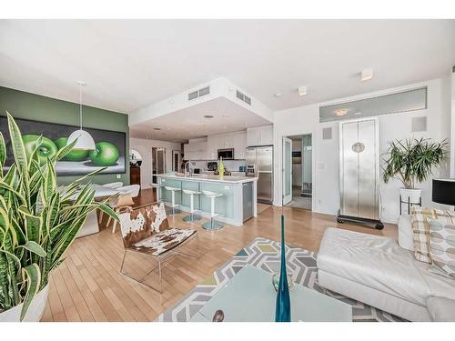 1001-530 12 Avenue Sw, Calgary, AB - Indoor Photo Showing Living Room