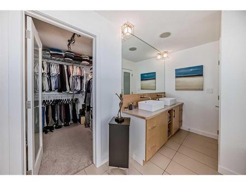 1001-530 12 Avenue Sw, Calgary, AB - Indoor Photo Showing Bathroom