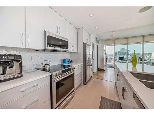 1001-530 12 Avenue Sw, Calgary, AB - Indoor Photo Showing Kitchen With Stainless Steel Kitchen With Upgraded Kitchen