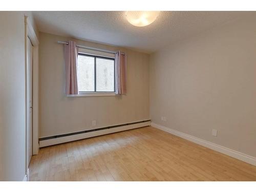 4-2407 17 Street Sw, Calgary, AB - Indoor Photo Showing Other Room