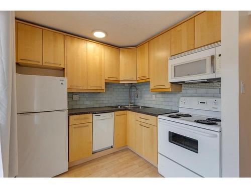 4-2407 17 Street Sw, Calgary, AB - Indoor Photo Showing Kitchen