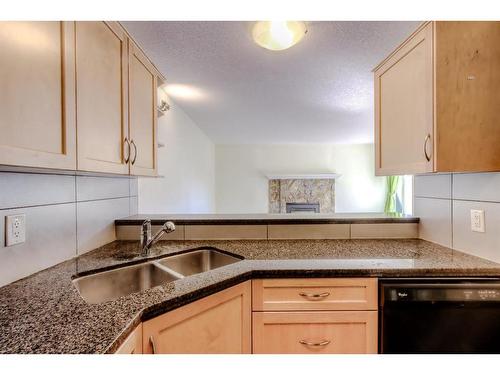 174-77 Glamis Green Sw, Calgary, AB - Indoor Photo Showing Kitchen With Double Sink