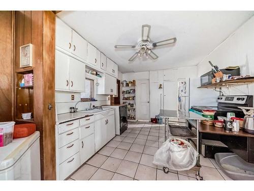 8123 33 Avenue Nw, Calgary, AB - Indoor Photo Showing Kitchen