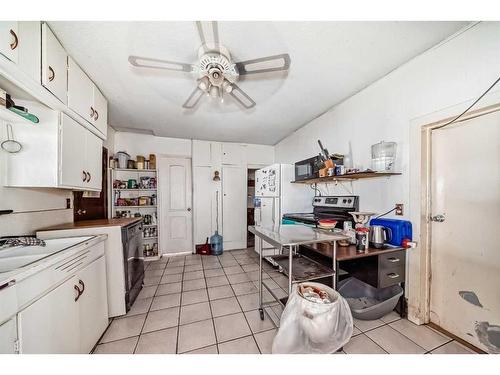 8123 33 Avenue Nw, Calgary, AB - Indoor Photo Showing Kitchen