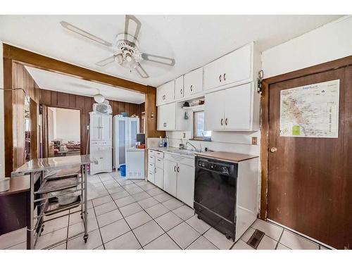 8123 33 Avenue Nw, Calgary, AB - Indoor Photo Showing Kitchen