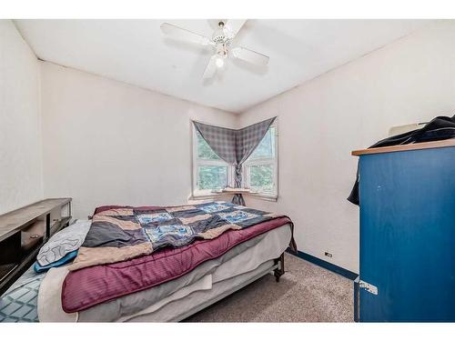 8123 33 Avenue Nw, Calgary, AB - Indoor Photo Showing Bedroom