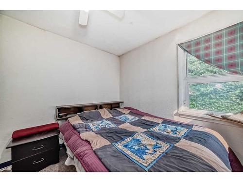 8123 33 Avenue Nw, Calgary, AB - Indoor Photo Showing Bedroom