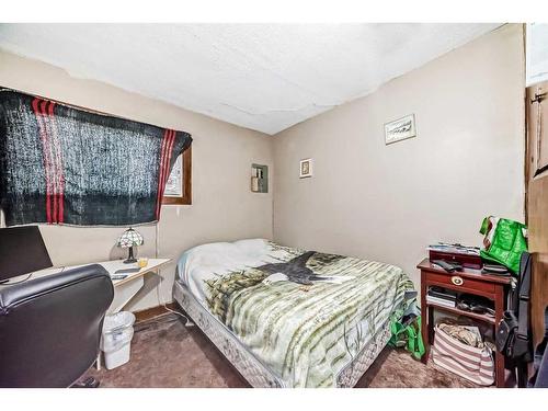 8123 33 Avenue Nw, Calgary, AB - Indoor Photo Showing Bedroom