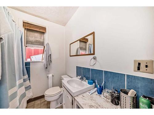 8123 33 Avenue Nw, Calgary, AB - Indoor Photo Showing Bathroom