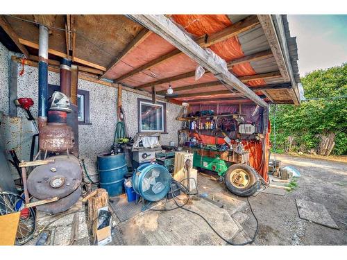 8123 33 Avenue Nw, Calgary, AB - Indoor Photo Showing Garage