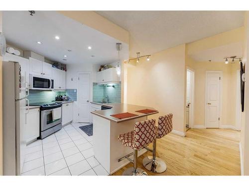 102-820 15 Avenue Sw, Calgary, AB - Indoor Photo Showing Kitchen