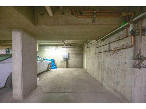 102-820 15 Avenue Sw, Calgary, AB - Indoor Photo Showing Garage