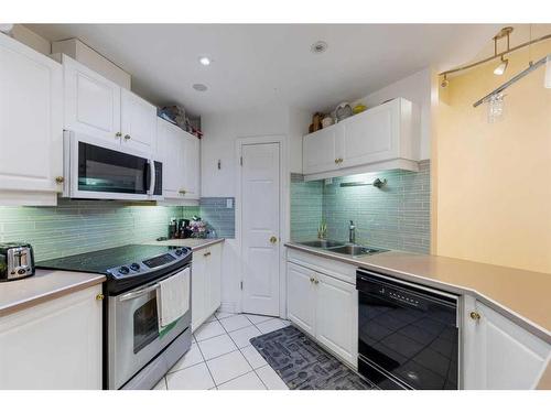 102-820 15 Avenue Sw, Calgary, AB - Indoor Photo Showing Kitchen With Double Sink With Upgraded Kitchen