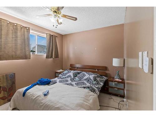 7801 & 7803 Hunterquay Road Nw, Calgary, AB - Indoor Photo Showing Bedroom