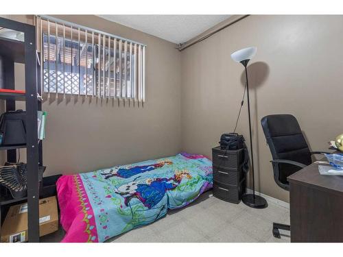 7801 & 7803 Hunterquay Road Nw, Calgary, AB - Indoor Photo Showing Bedroom