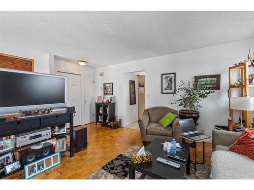 7801 & 7803 Hunterquay Road Nw, Calgary, AB - Indoor Photo Showing Living Room