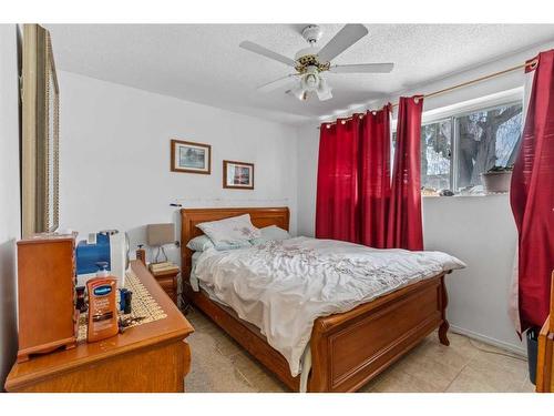 7801 & 7803 Hunterquay Road Nw, Calgary, AB - Indoor Photo Showing Bedroom