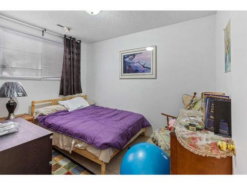 7801 & 7803 Hunterquay Road Nw, Calgary, AB - Indoor Photo Showing Bedroom