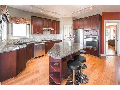 32 Hawkmount Heights Nw, Calgary, AB - Indoor Photo Showing Kitchen