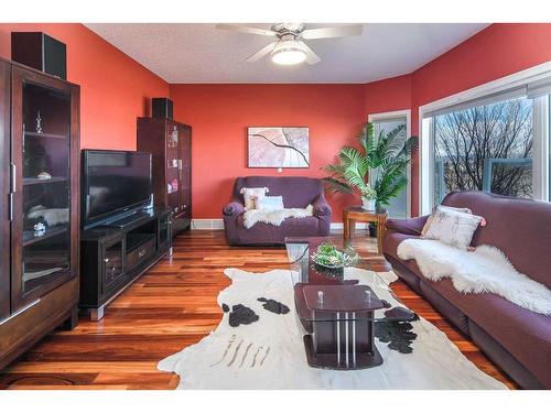 32 Hawkmount Heights Nw, Calgary, AB - Indoor Photo Showing Living Room