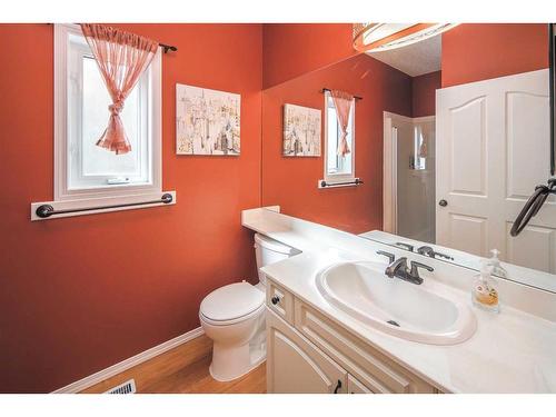 32 Hawkmount Heights Nw, Calgary, AB - Indoor Photo Showing Bathroom