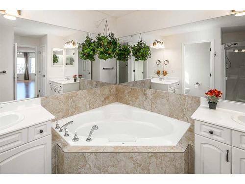 32 Hawkmount Heights Nw, Calgary, AB - Indoor Photo Showing Bathroom