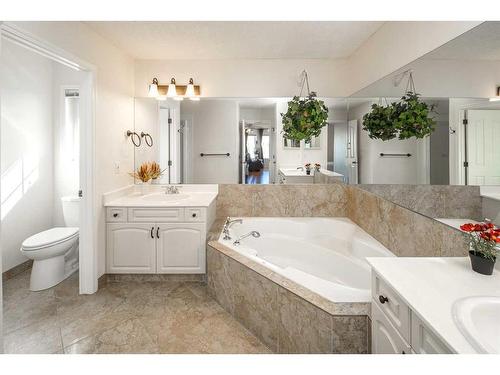 32 Hawkmount Heights Nw, Calgary, AB - Indoor Photo Showing Bathroom