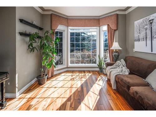 32 Hawkmount Heights Nw, Calgary, AB - Indoor Photo Showing Living Room